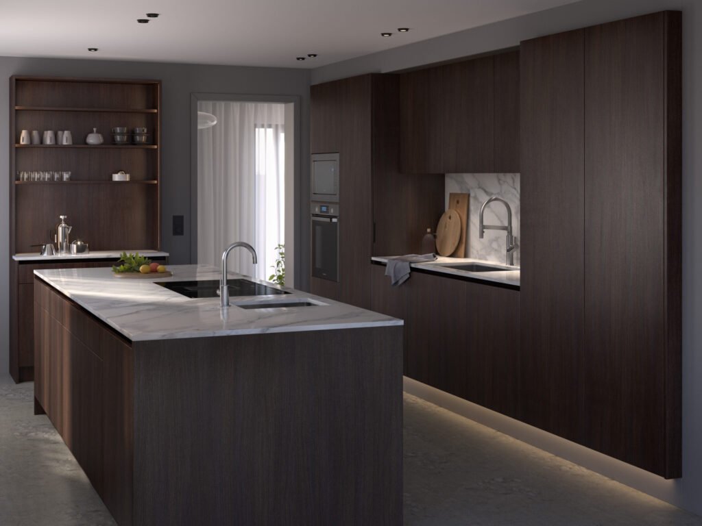 Stiligt - Modernt kök med stiligt mörka träskåp, bänkskivor i marmor, en ö med diskho och snygga inbyggda vitvaror. Hylla till vänster rymmer glas och fat, medan naturligt ljus från ett fönster lyser upp utrymmet.