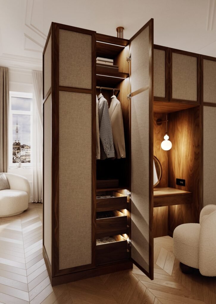 Stiligt - Öppen trägarderob med hängande kläder och hyllor, framhävd genom 3D-visualisering, placerad i ett modernt, ljust rum med beige sittmöbler och ett fönster med utsikt över stadslandskapet.