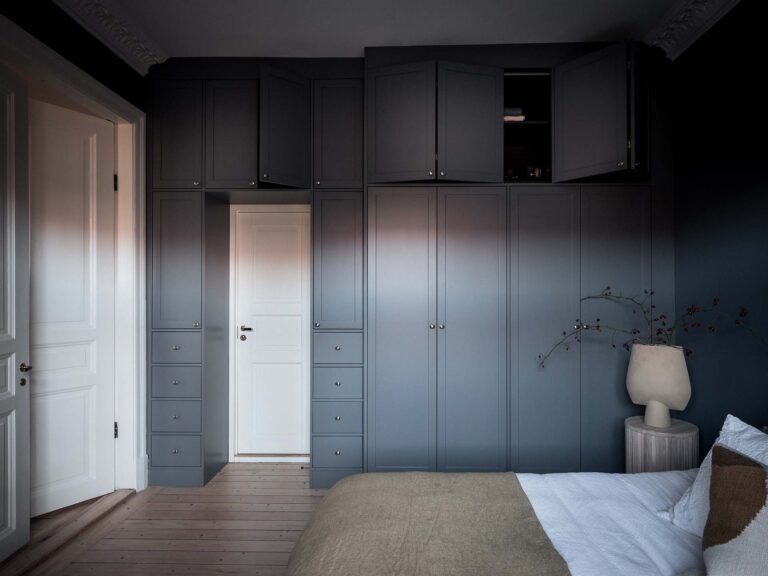 Blåt indbygget klædeskab i lejlighed fra århundredeskiftet