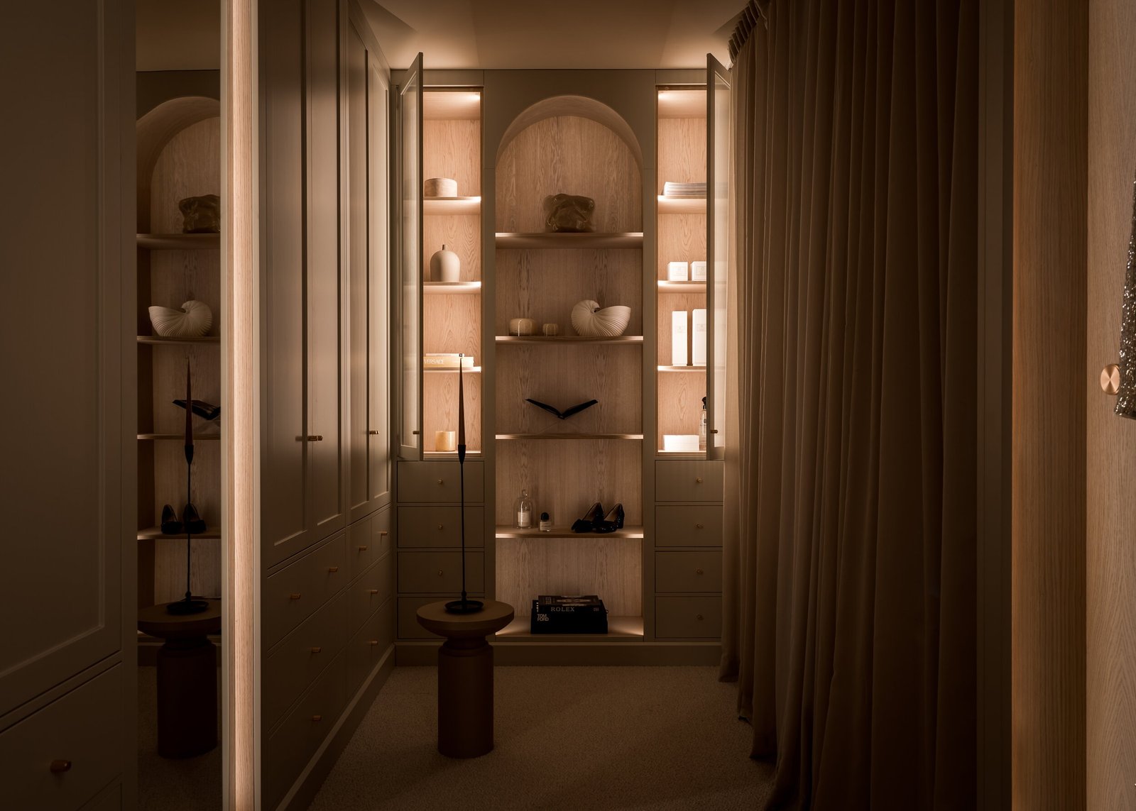 Stiligt -en lyxig walk in closet / klädkammare lampor släckta
