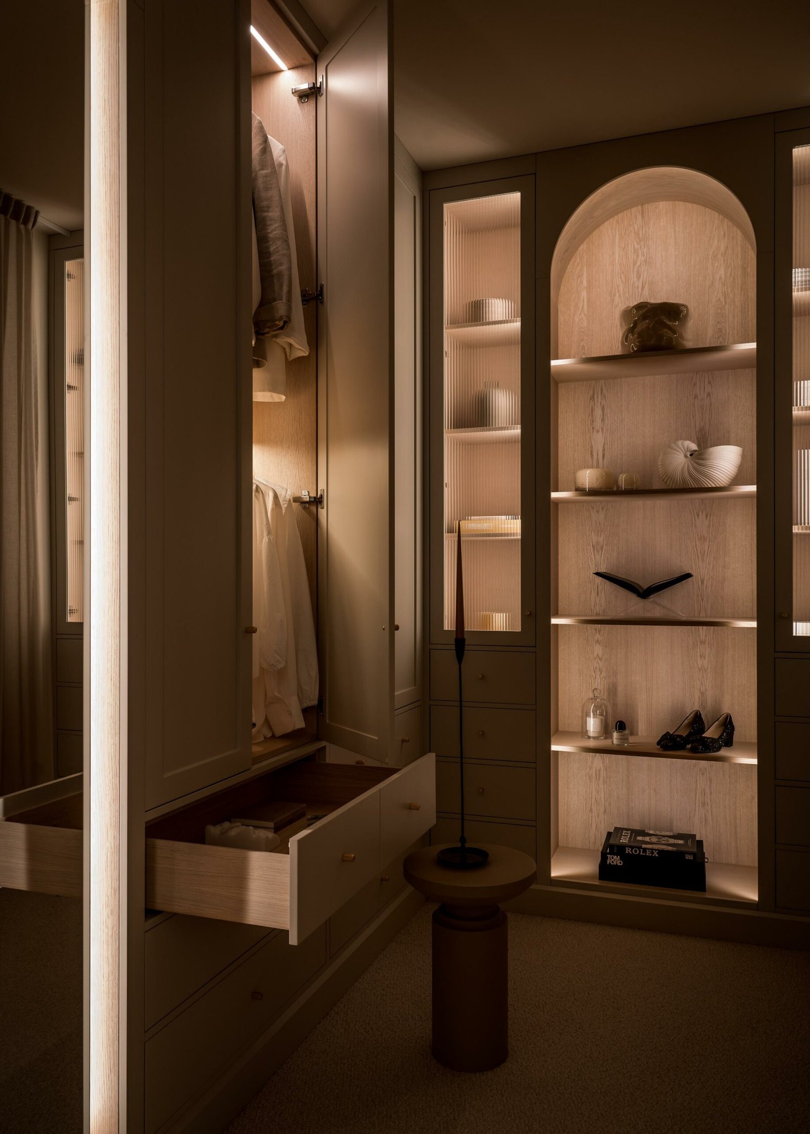 Stiligt -en lyxig walk in closet / klädkammare lampor tända och låda utdragen