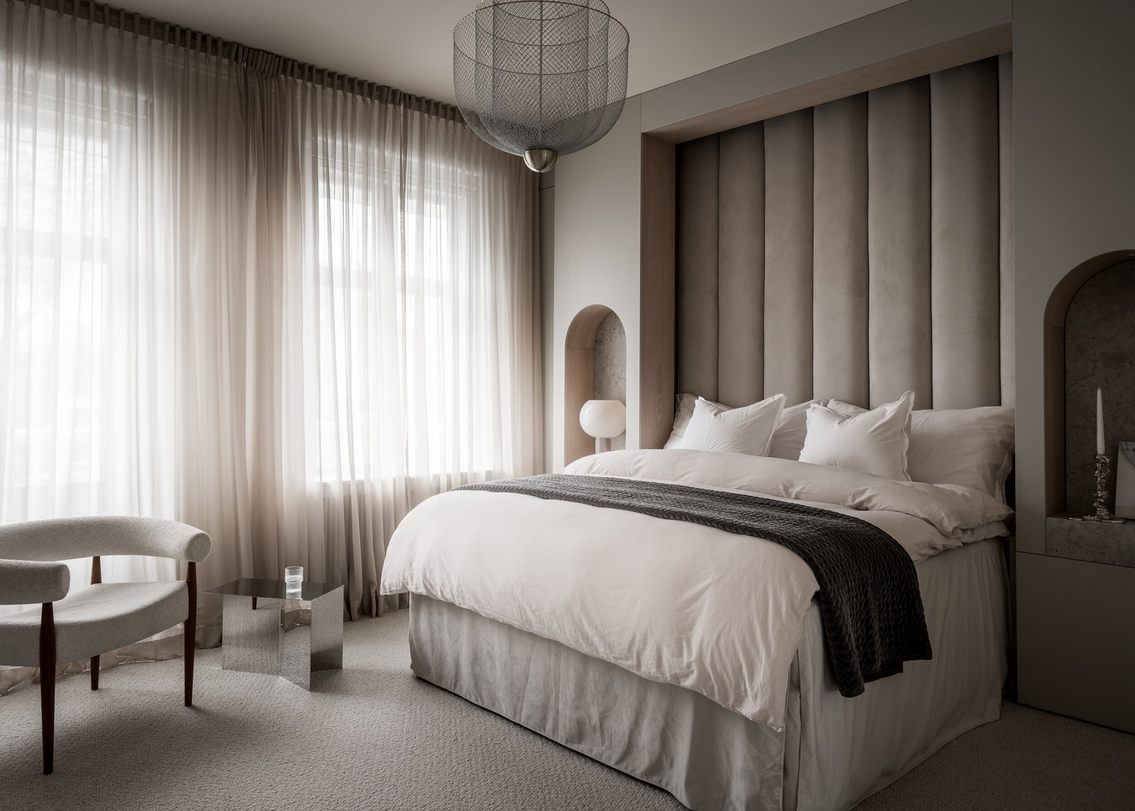 Stiligt - Ett sovrum med en lyxig walk in closet / klädkammare med en sang på morgonen