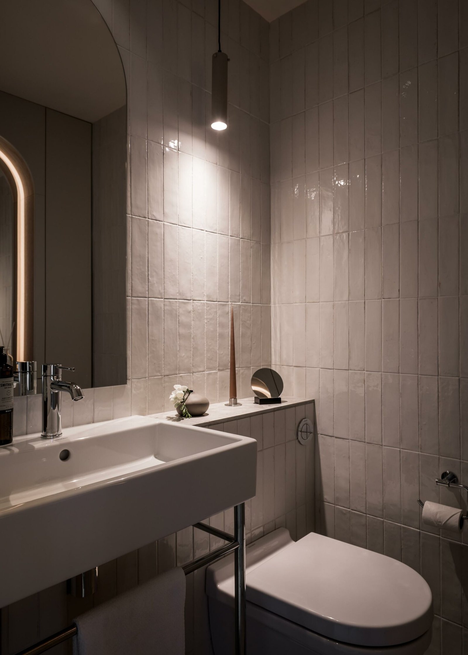 Stiligt -en lyxig walk in closet med ev suite badrum från sidan