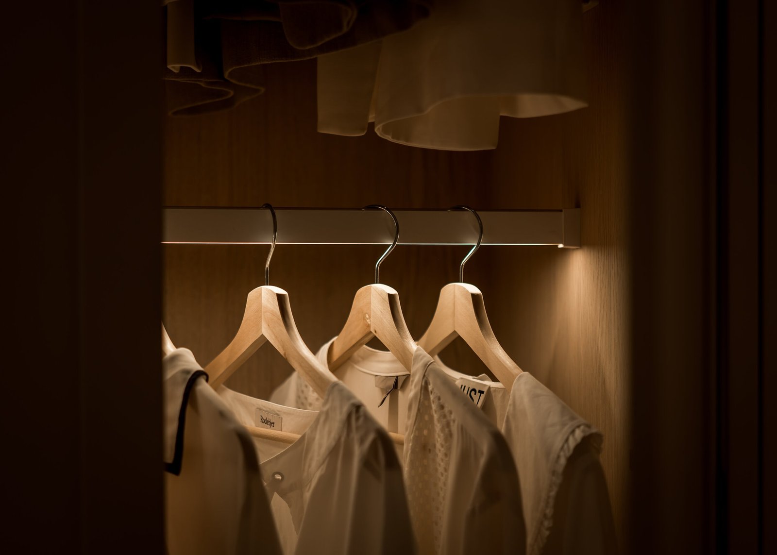 Stiligt -en lyxig walk in closet / klädkammare belysning över kläder i walk in closet