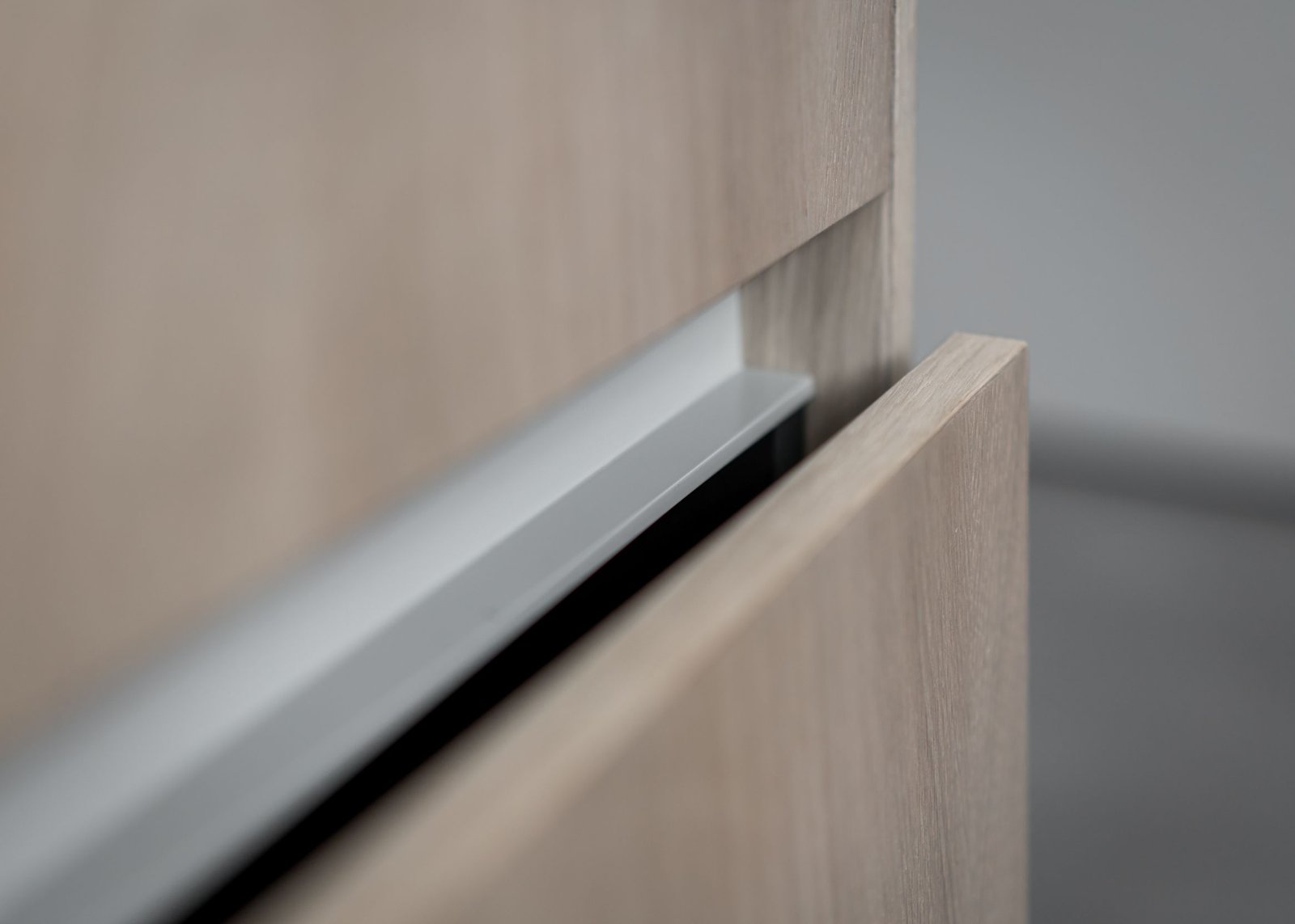 Stiligt - Närbild av en lätt öppen trälåda, som visar upp den eleganta designen på sidan och en del av den inre skenmekanismen.