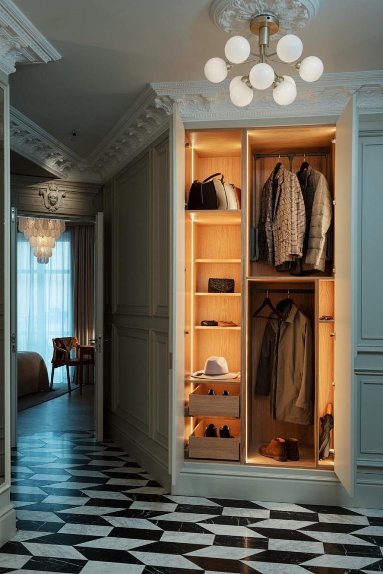 Opbevaring i gangen bygget på stedet