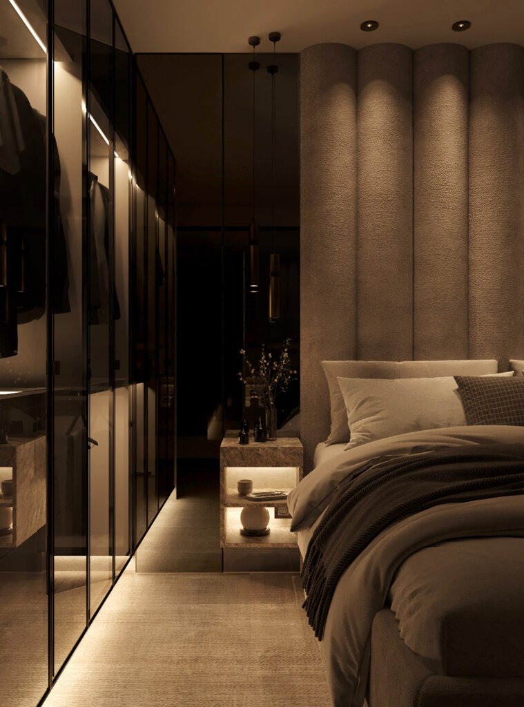 Stiligt - Ett modernt sovrum med mjuk belysning, en glasgarderob, en texturerad accentvägg och en snyggt bäddad säng med neutrala sängkläder.