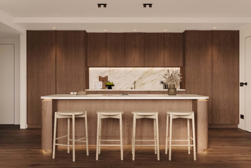 Stiligt - Modernt kök med träskåp, marmorbacksplash, central köksö med fyra stolar och neutrala inredningsdetaljer i varm belysning. Kunder berättar: varför vi valde platsbyggt istället för ikea - bättre kvalitet