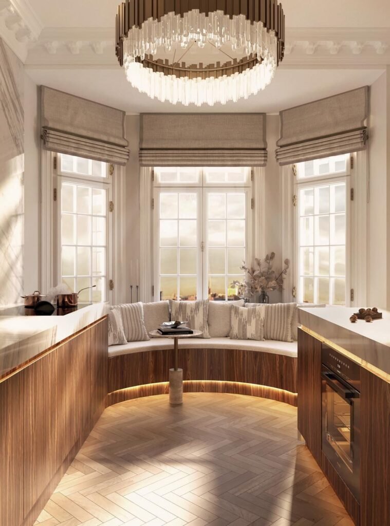 Stiligt - Modernt kök med träskåp, en svängd inbyggd bänk under burspråk, neutrala kuddar och en ljuskrona som hänger ovanför. Varm belysning under skåpen belyser utrymmet. Köket som hjärtat i hemmet - Mer än bara en plats för mat: Skapa gemenskap och värme! 