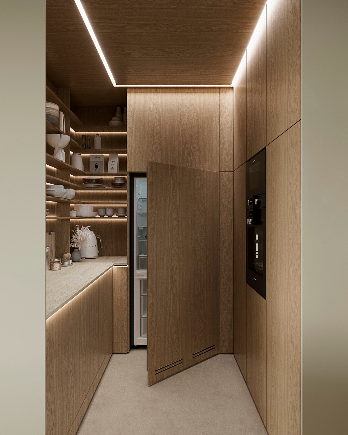 Stiligt - Modernt kök med skåp i ljust trä, öppna hyllor med plats för disk, inbyggda vitvaror och ett kylskåp med en dörr i träpanel som är något öppen. Takbelysning och belysning under skåpen är tända. Platsbyggt skafferi: en gömd lyx som gör vardagen enklare och smidigare