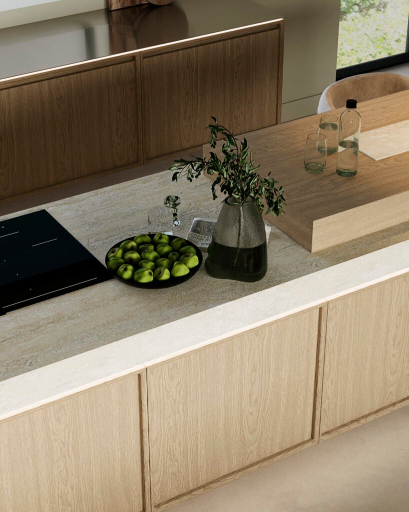 Stiligt - En modern köksbänk med en glasvas med grönska, en skål med gröna äpplen, två glasflaskor och en induktionshäll. Köksö eller inte? För- och nackdelar i det platsbyggda köket - smart guide!