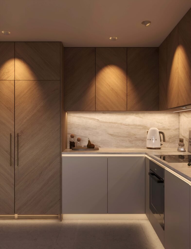 Stiligt - Ett kök med skåp och belysning.