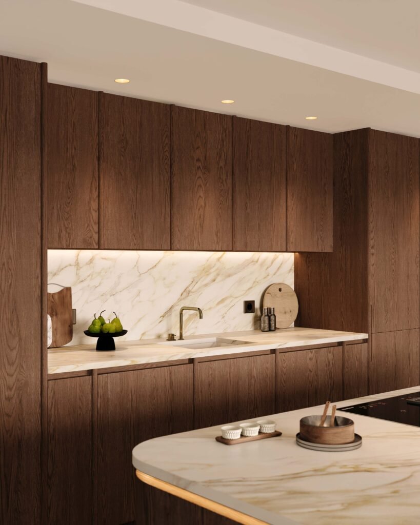 Stiligt - Modernt kök med skåp i mörkt trä, stänkskydd och bänkskivor i marmor, inbyggd diskho och kökstillbehör prydligt arrangerade på bänken. Hur du designar ett kök som både är vackert och praktiskt: Ultimata tips!