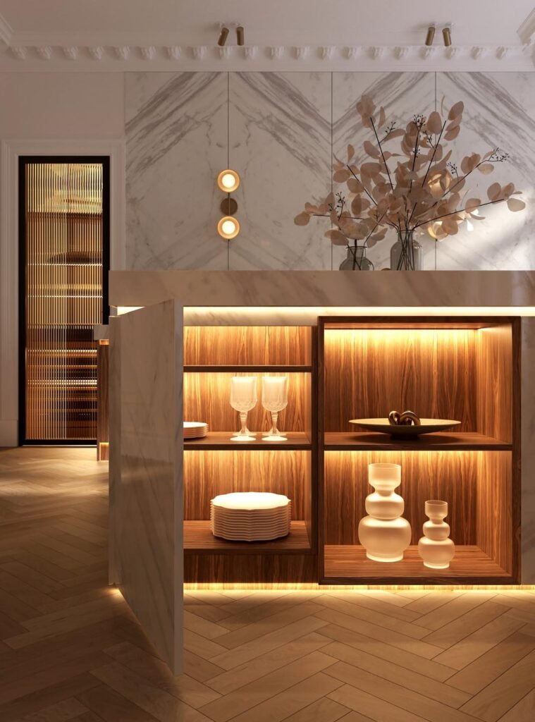 Stiligt - Ett modernt kök med en marmorö med öppna trähyllor där tallrikar, glas och vaser står uppställda, upplysta av varm inbyggd belysning. Snyggt kök i trä och marmor: Stilrent & tidlöst designinspiration