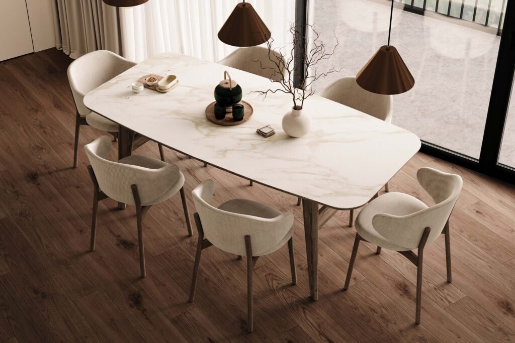 Stiligt - En modern matsal designad av en arkitekt köksdesigner, med ett rektangulärt marmorbord, sex beige stolar, pendellampor och dekorativa föremål på bordsskivan. Så samarbetar du med arkitekt eller köksdesigner: Expertens tips