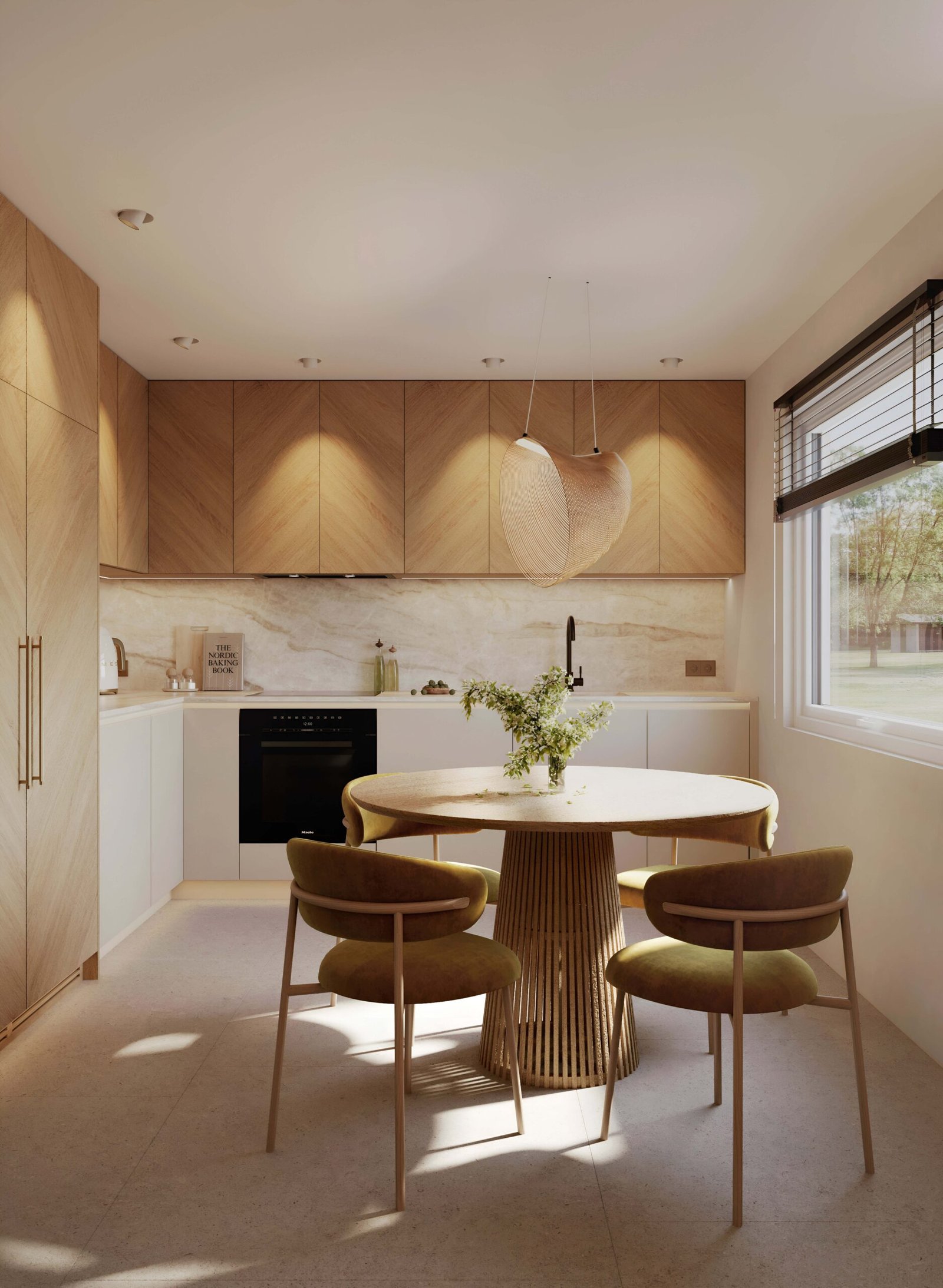 Stiligt - Modernt kök med skåp i ljust trä, runt matbord, fyra gröna stoppade stolar, en vas med blommor och ett stort fönster som släpper in naturligt ljus i rummet.