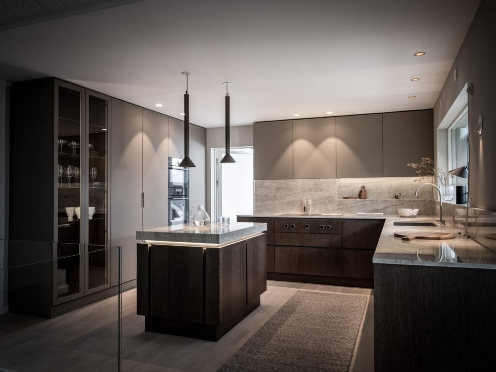 Stiligt - Modernt kök med mörka skåp, en central ö, hängande belysning och inbyggda vitvaror - detta moderna kök har minimalistisk inredning i neutrala toner. Moderna kök: inspirerande designidéer för ditt hem