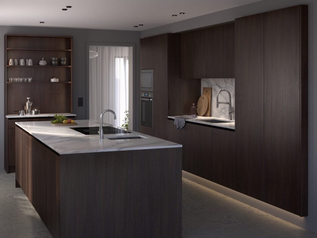 Stiligt - Modernt kök med skåp i mörkt trä, bänkskivor i marmor, en ö med diskho, öppna hyllor med disk, inbyggda vitvaror och belysning under skåpen. Så planerar du arbetsflödet – Triangeln mellan spis, disk och kyl: Maxa effektiviteten!