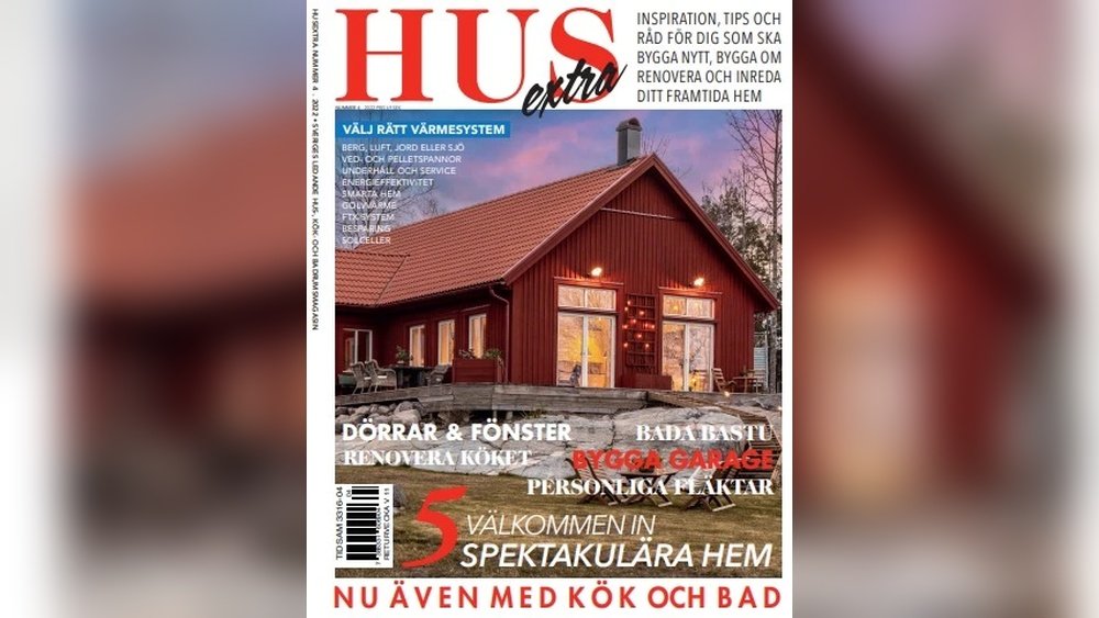 Stiligt - Omslag till svensk hemtidning föreställande ett rött trähus i skymningen, med rubriker om renovering, kök, garage och hemtips i vit och röd text.