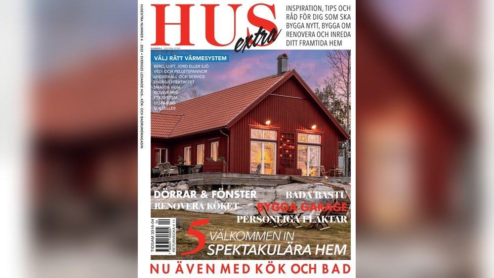 Stiligt - Omslag till svensk hemtidning föreställande ett rött trähus med snö på taket, omgivet av träd och olika artikelrubriker i svensk text.