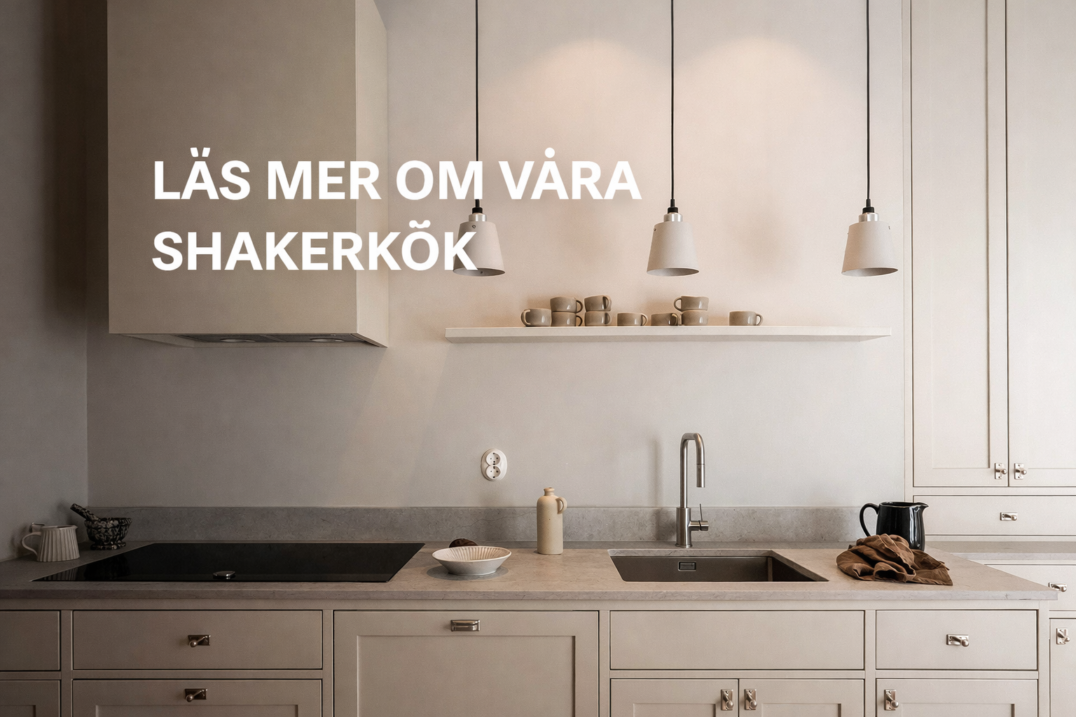 Stiligt - Modernt kök med beige skåpinredning, bänkdiskho, spishäll, hängande lampor, koppar på en hylla och svensk text som lyder "LÄS MER OM VÅRA SHAKERKÖK" på väggen. Nu startar Husdrömmar 2026.