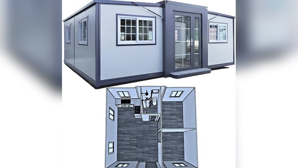 Stiligt - Ett rektangulärt, prefabricerat modulhus med stora fönster och glasdörrar visas ovanför en enkel planlösning med tre rum och ett litet kök och badrum.
