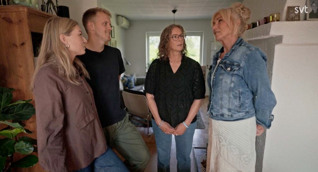 Stiligt - Fyra vuxna står och samtalar i ett vardagsrum, med två kvinnor till vänster och höger, och en man och en annan kvinna i mitten.