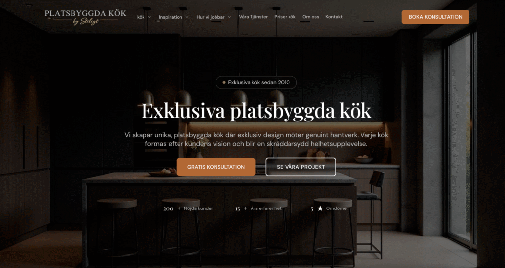 Stiligt - En modern, mörk köksinredning med snygga skåp, en stor köksö, barstolar och pendellampor, som visas på en webbplats för specialanpassad köksdesign.