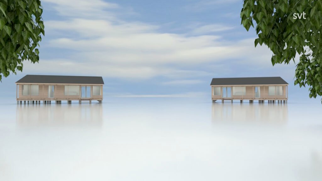 Stiligt - Två identiska hus på styltor står över lugnt, reflekterande vatten under en molnig himmel, inramade av gröna blad i de övre hörnen.