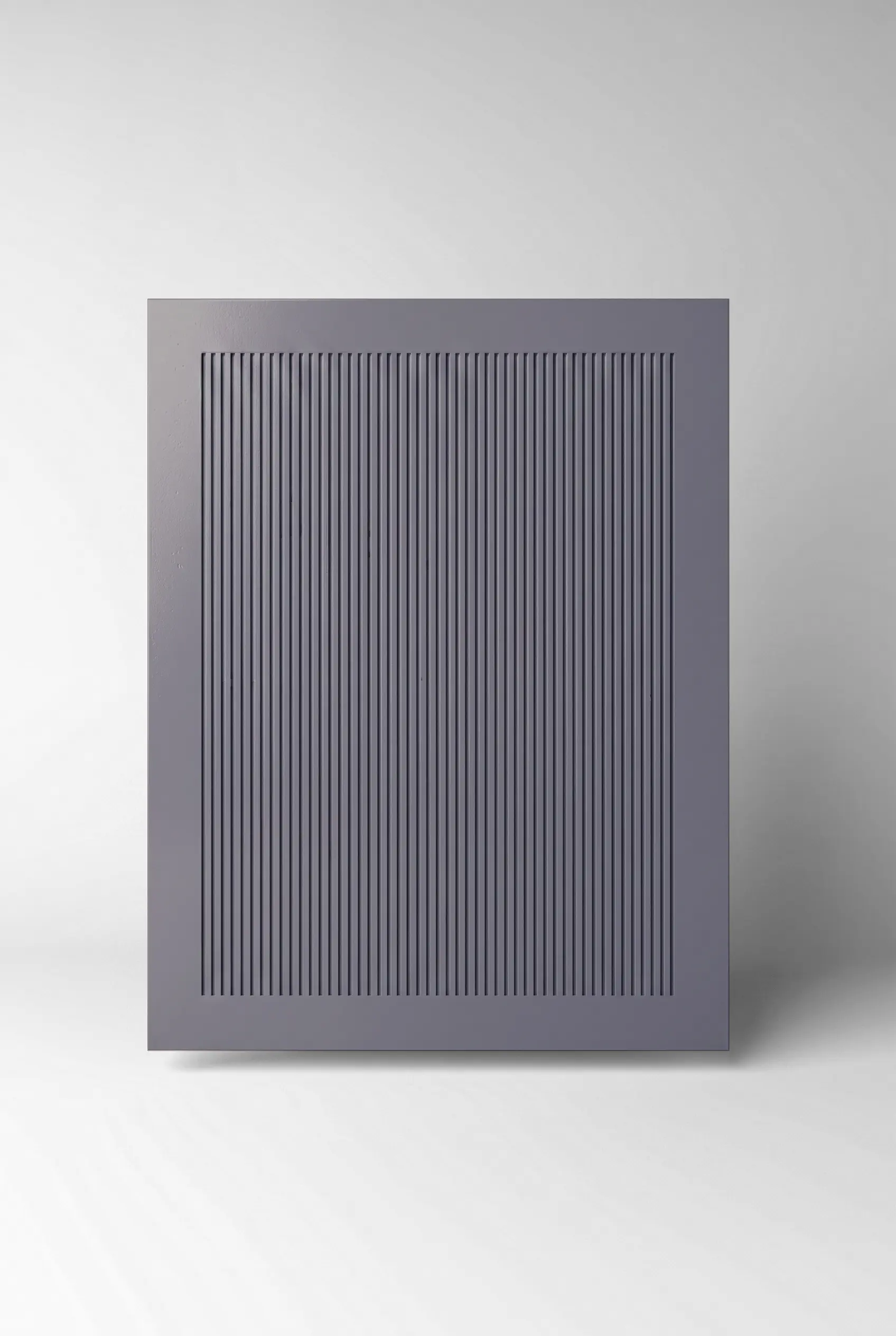 Stiligt - En fyrkantig grå panel med vertikala spår i jämna avstånd, centrerad mot en enfärgad ljus bakgrund.
