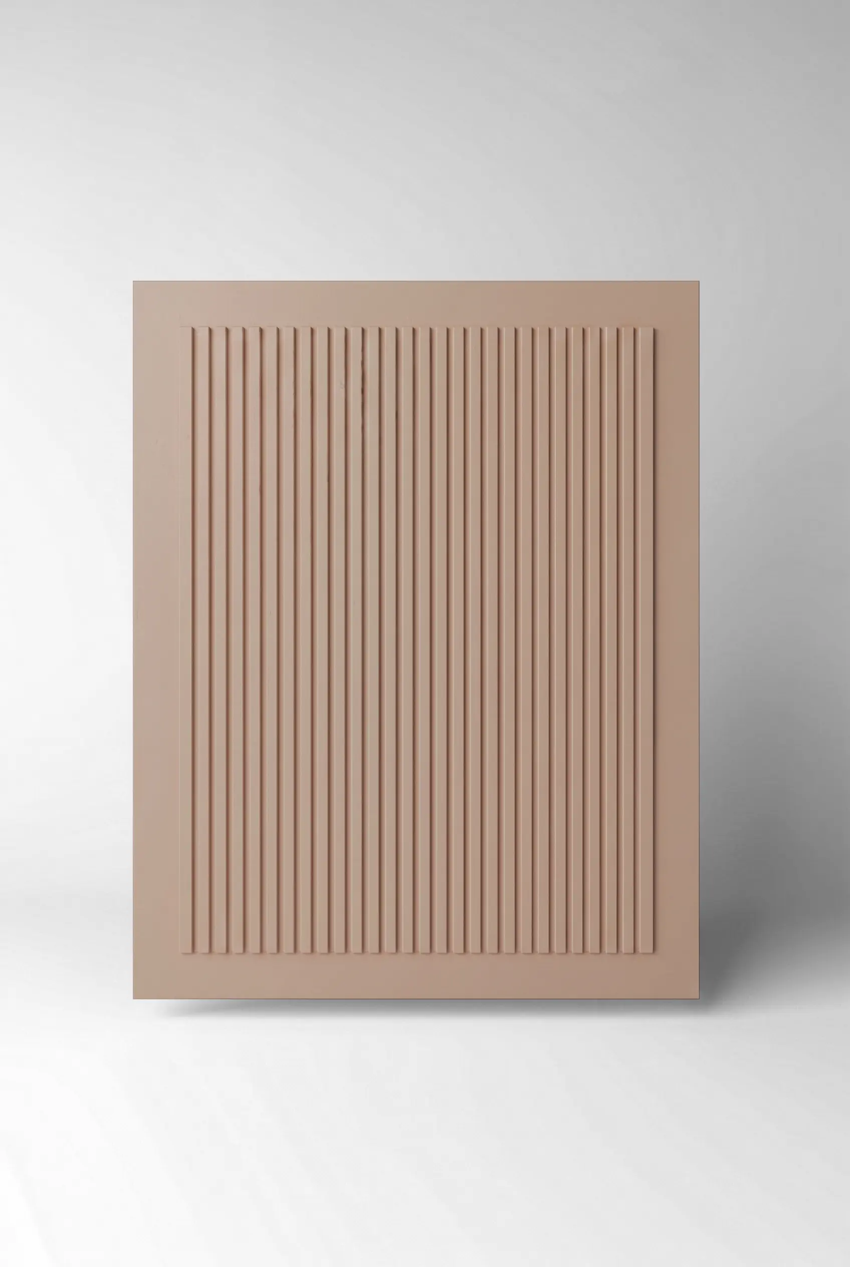 Stiligt - En rektangulär panel med vertikala spår placerade med jämna mellanrum, mot en enfärgad ljusgrå bakgrund.