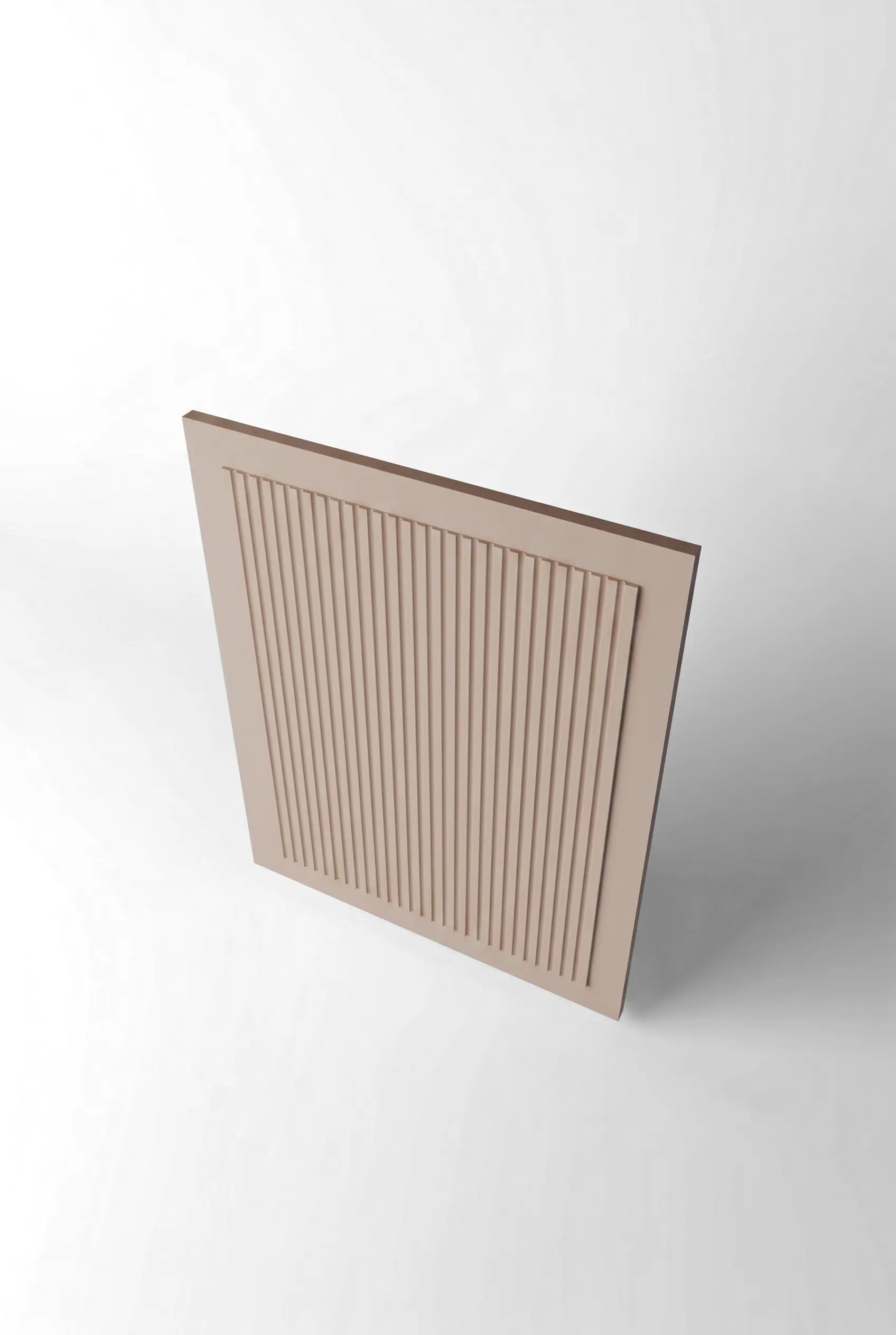 Stiligt - En beige fyrkantig panel med vertikala räfflor är placerad stående mot en enfärgad vit bakgrund.