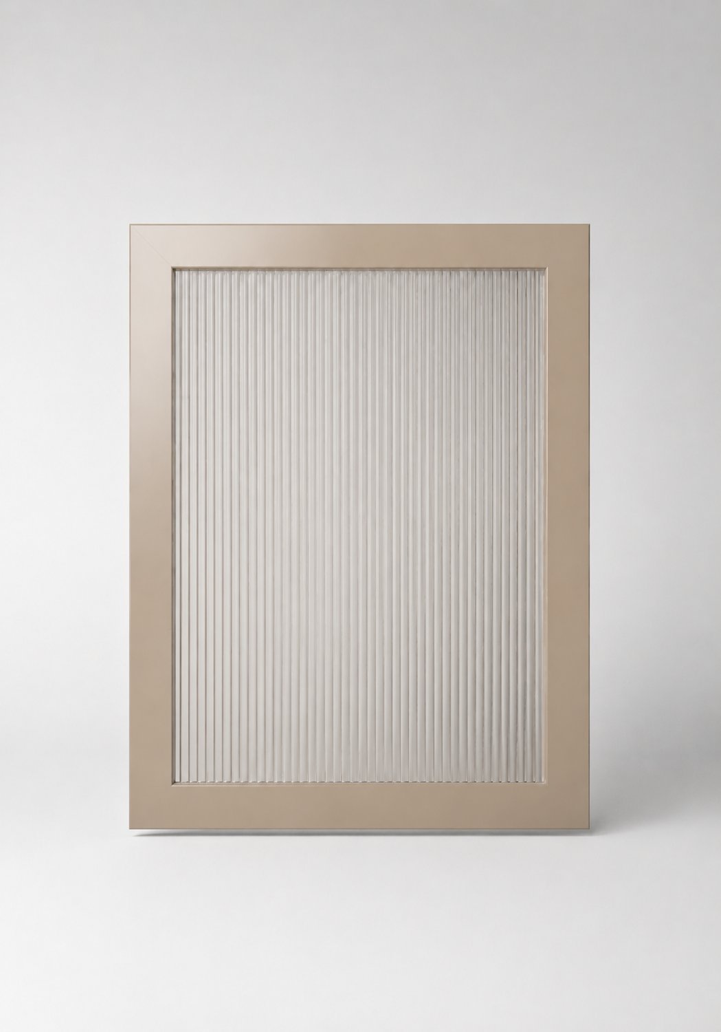 Stiligt - En fyrkantig ram med en beige kant och en vertikalt räfflad, genomskinlig glasdel i mitten avbildas mot en enfärgad, ljus bakgrund.