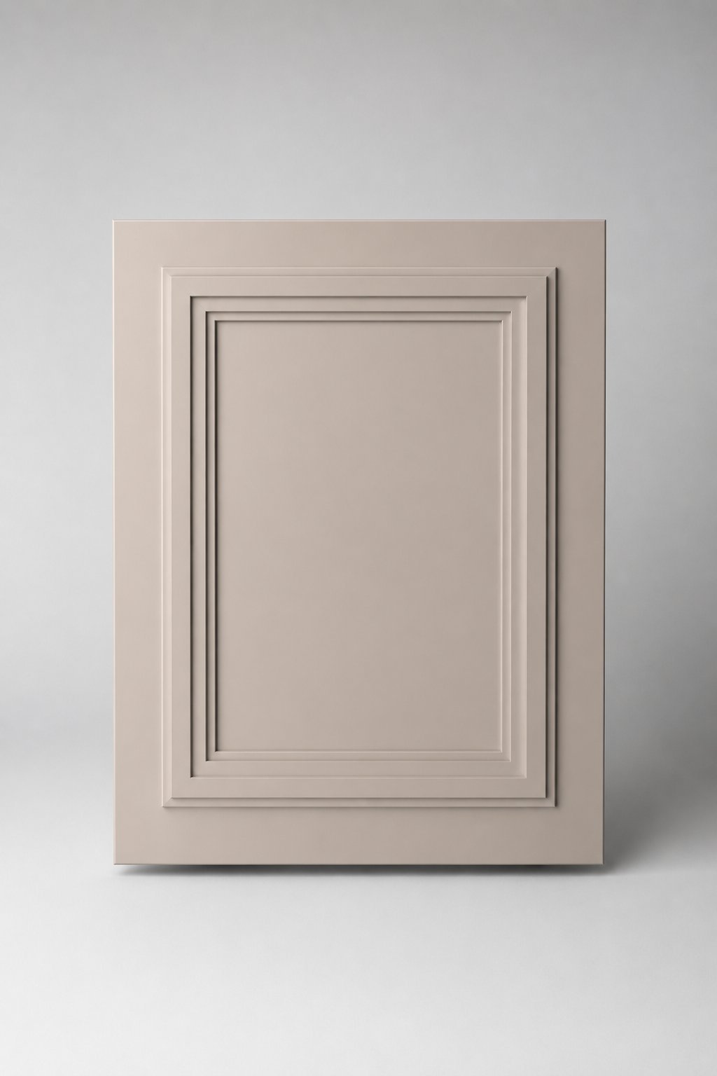 Stiligt - En rektangulär beige panel med tre infällda rektangulära ramar, placerad vertikalt mot en enfärgad ljusgrå bakgrund.