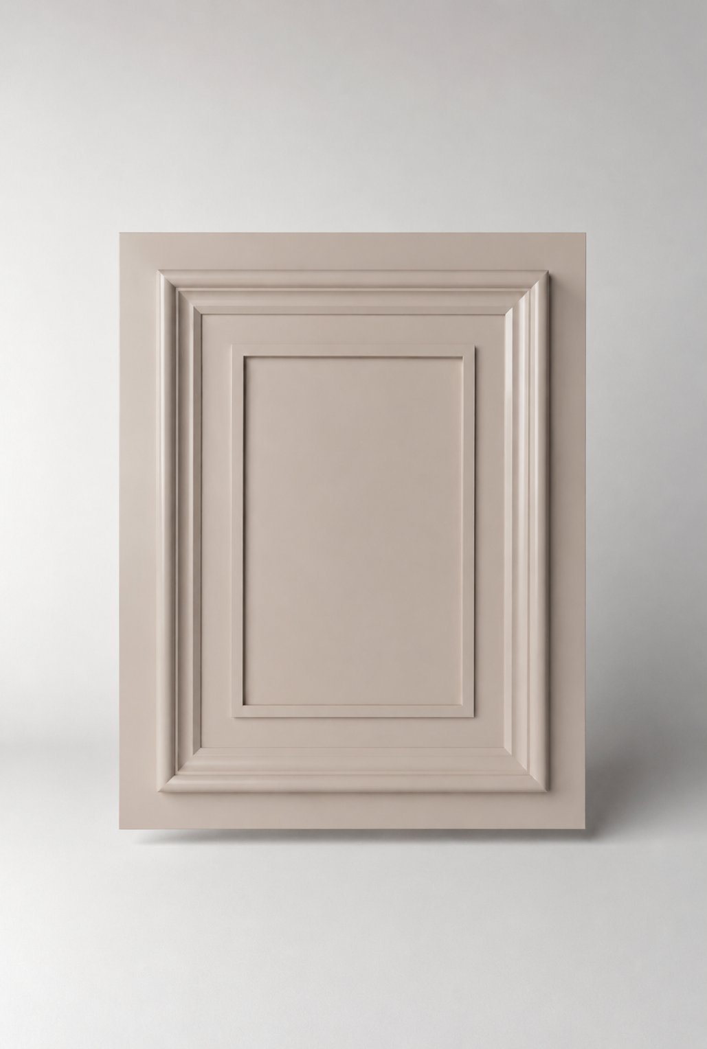 Stiligt - Rektangulär beige skåpdörr med upphöjd paneldesign, prydd med flera trappstegsformade kanter, mot en enfärgad ljus bakgrund.