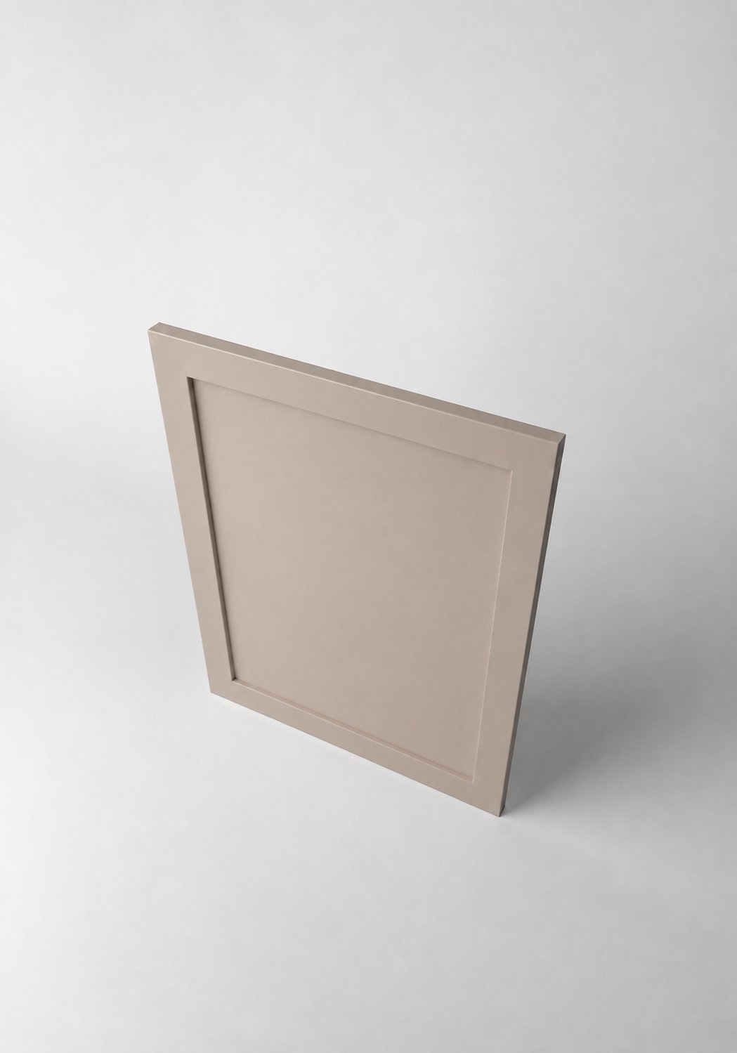 Stiligt - En enskild ljusgrå, rektangulär skåpdörr med en infälld mittpanel som står upprätt mot en vit bakgrund.