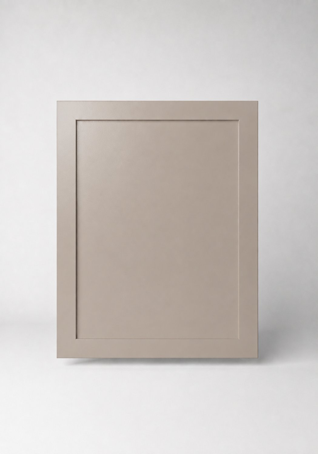 Stiligt - En rektangulär, taupefärgad skåpsdörr med en infälld mittpanel, avbildad mot en enfärgad vit bakgrund.