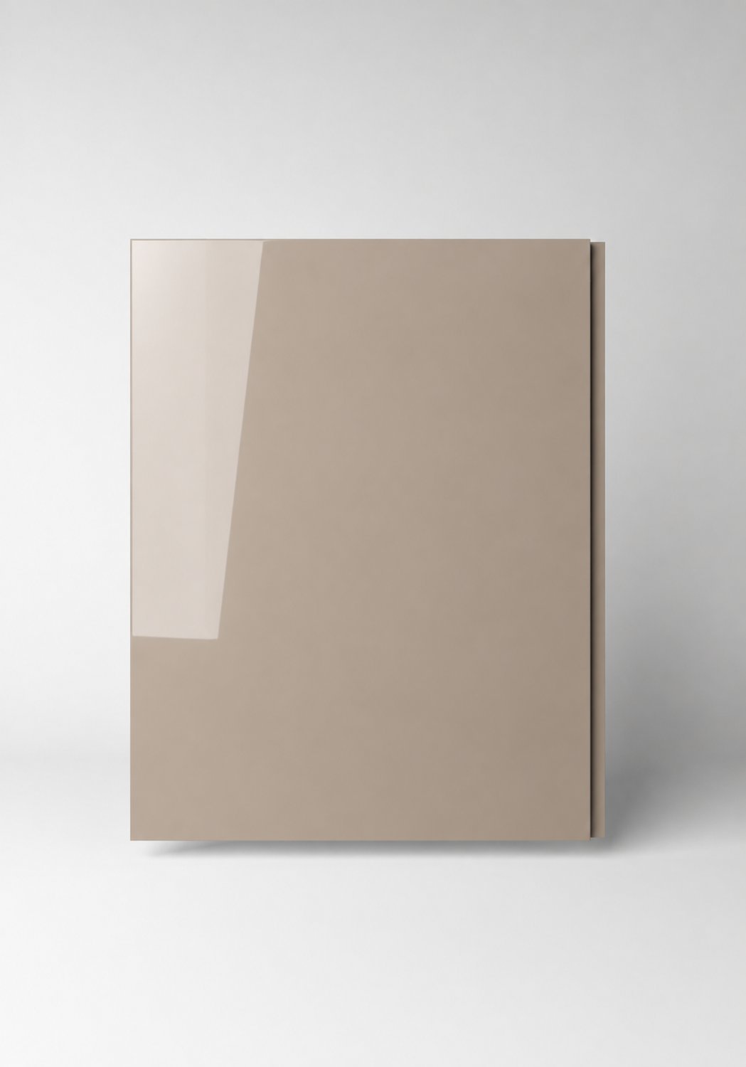Stiligt - En beige, glansig skåpdörr utan handtag står mot en enfärgad, ljusgrå bakgrund och ger en subtil reflektion på sin släta yta.