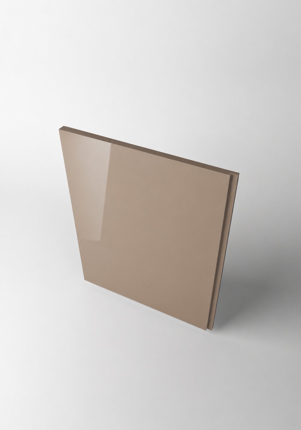 Stiligt - En fyrkantig, beige, glansig kakelplatta avbildas stående upprätt mot en enfärgad vit bakgrund, med ljus som reflekteras från dess yta.