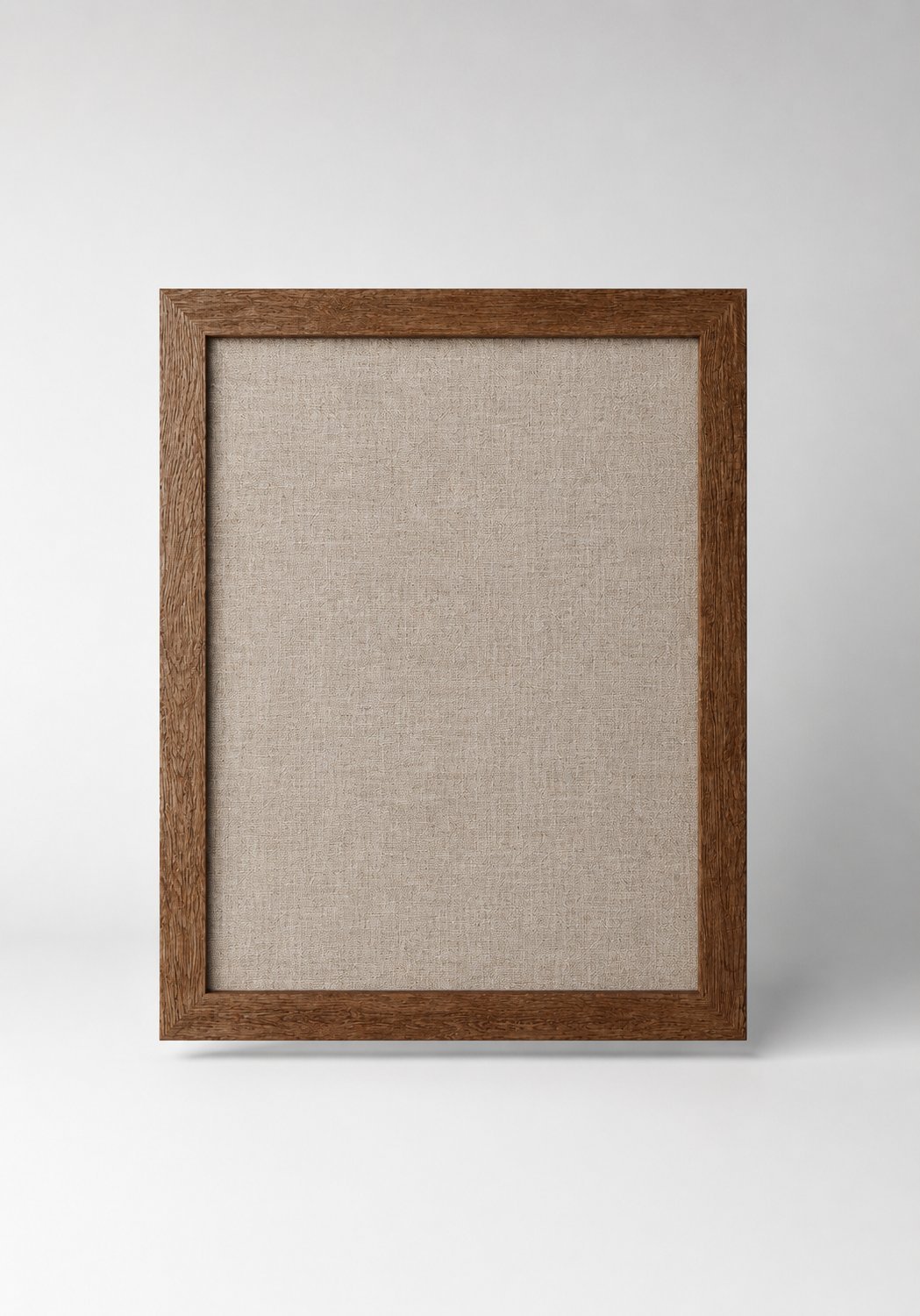 Stiligt - En rektangulär, tom beige duk med träram är centrerad mot en enfärgad, ljusgrå bakgrund.