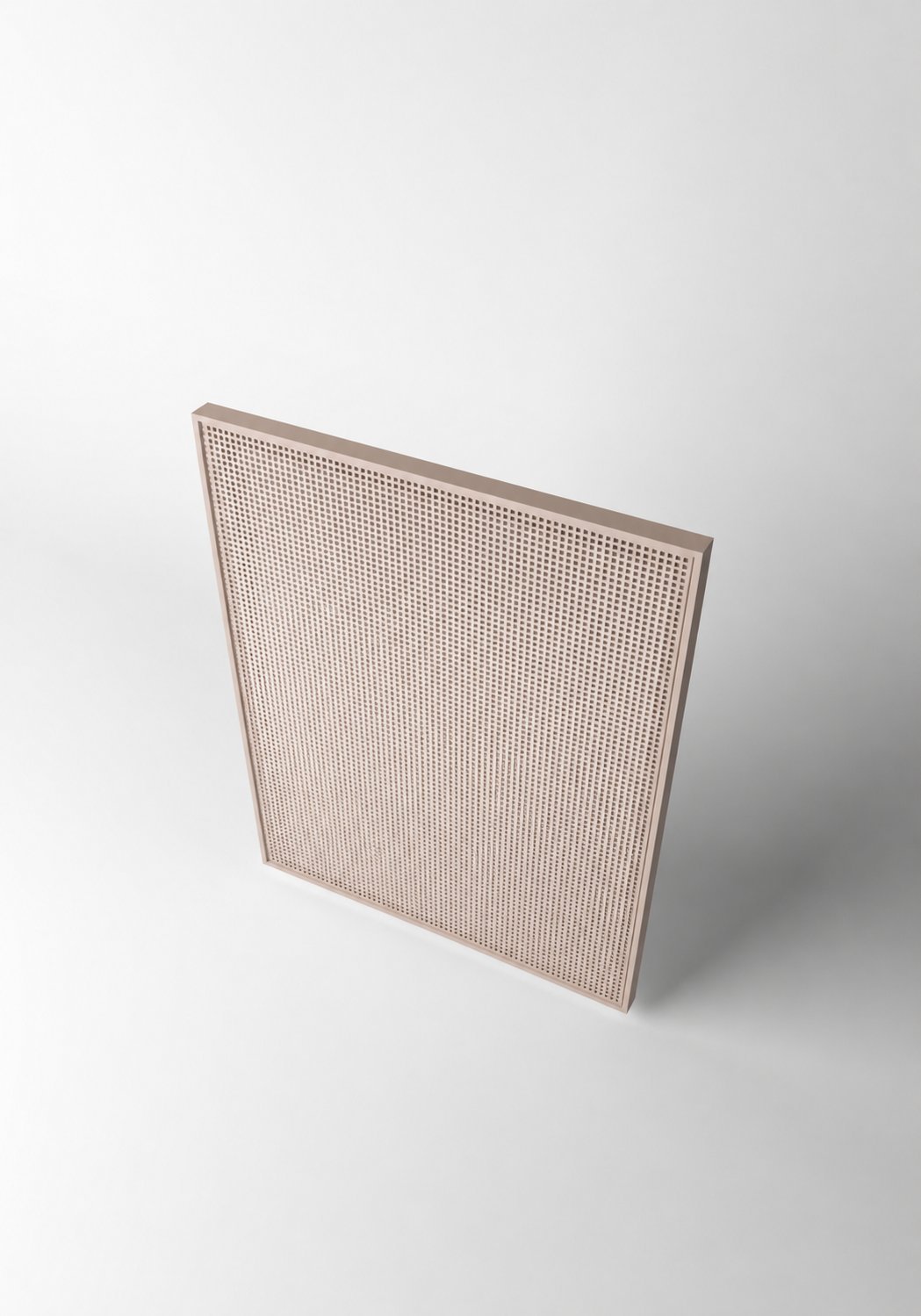 Stiligt - En beige fyrkantig panel med ett perforerat rutmönster visas stående upprätt mot en enfärgad vit bakgrund.