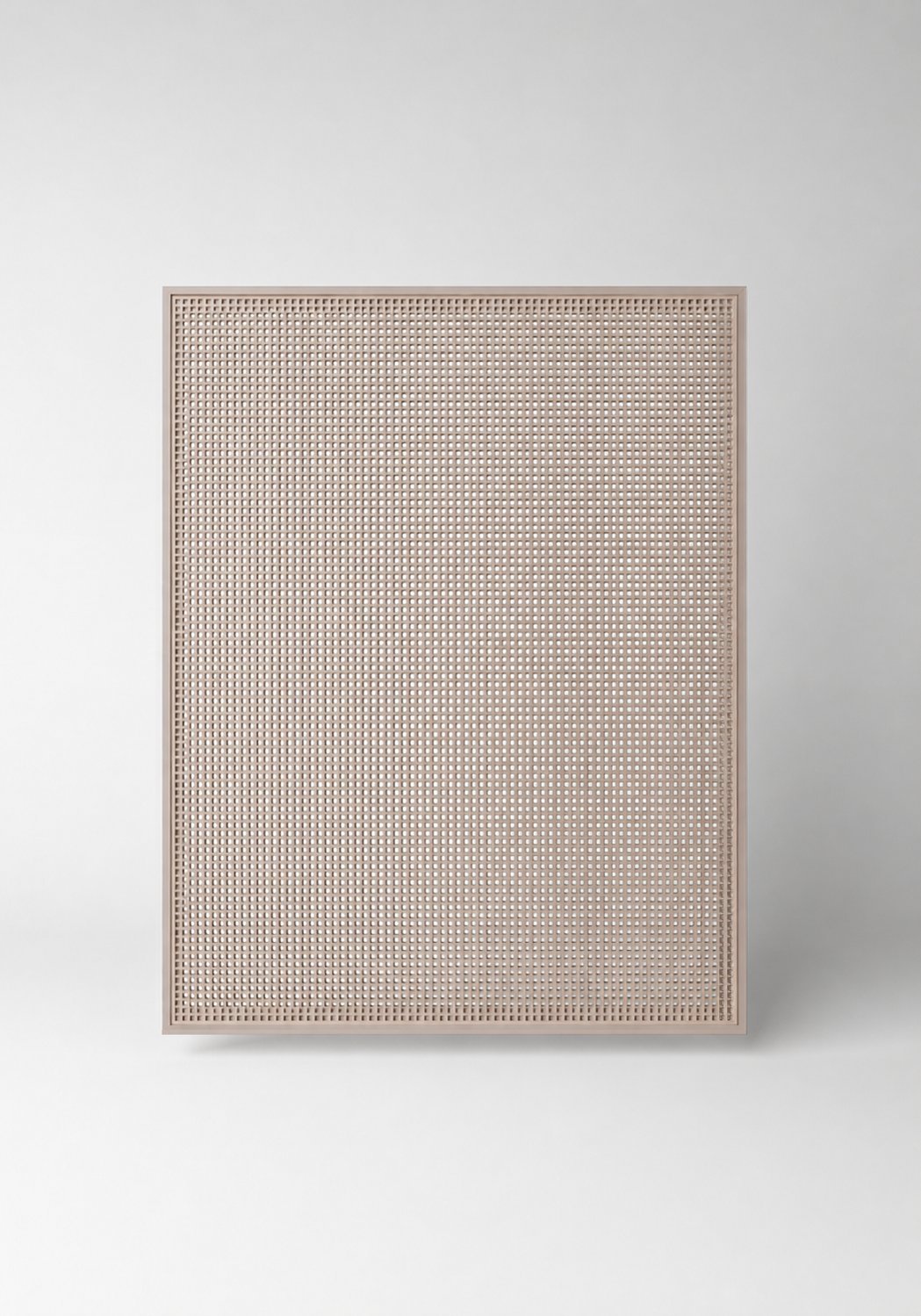 Stiligt - En fyrkantig panel med en beige ram och ett rutliknande vävt mönster, mot en enfärgad ljusgrå bakgrund.