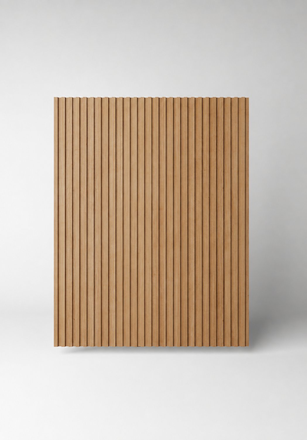 Stiligt - En rektangulär träpanel som står upprätt mot en enfärgad, ljus bakgrund och består av vertikala lameller placerade med jämna mellanrum.
