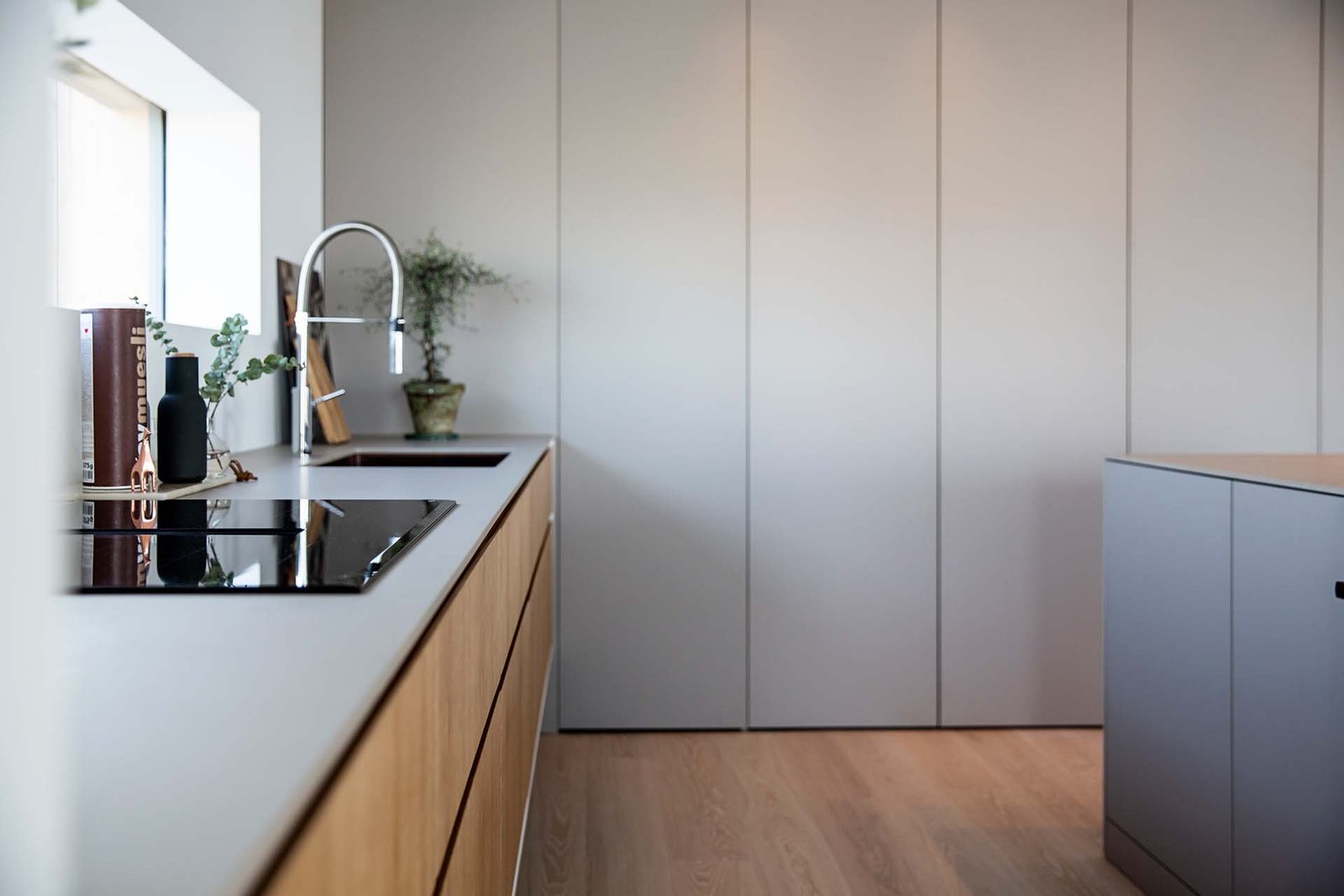 Bosch-hall-Fenix-bankskiva-Arizona-beige-minimalistiskt-kok-dold-forvaring-lyxigt-exklusivt-lyx.jpg