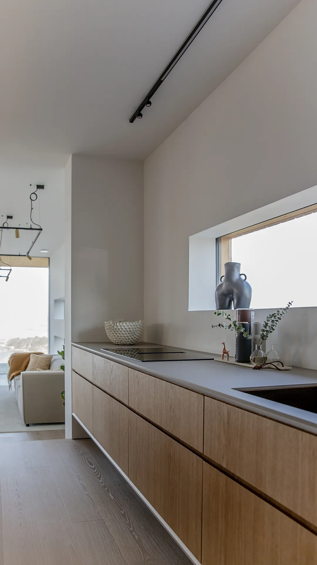 Villa-Fernstroms-minimalistiska-kok.webp