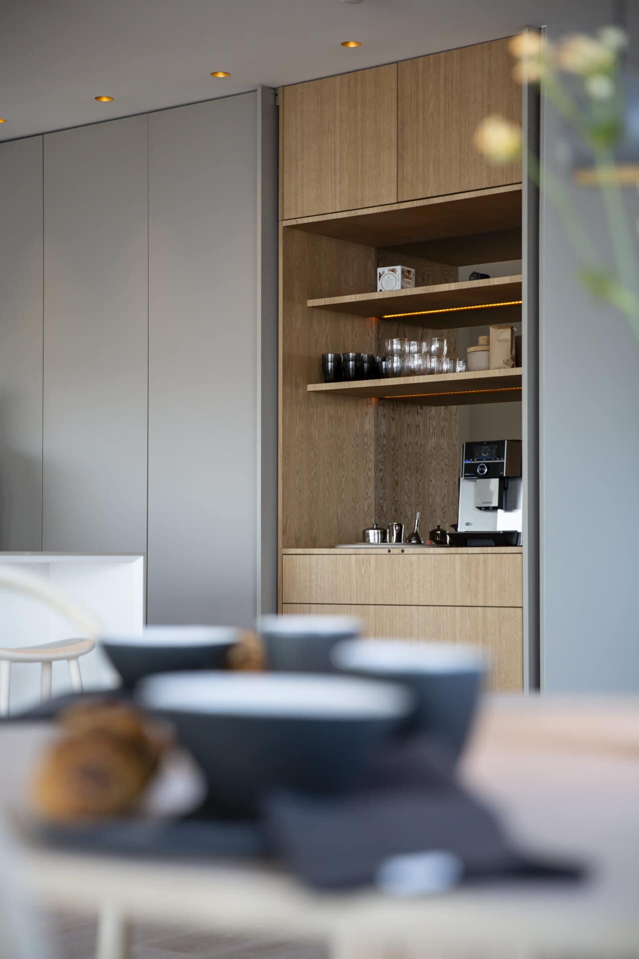 coffebar-kaffemaskin-bosch-integrerad-belysning-inbyggd-eklucka-ekfaner-monsterpassning-bronsspegel-hawa-pocketdorrar-koksluckor-golv-till-tak-bronsspegel.jpg