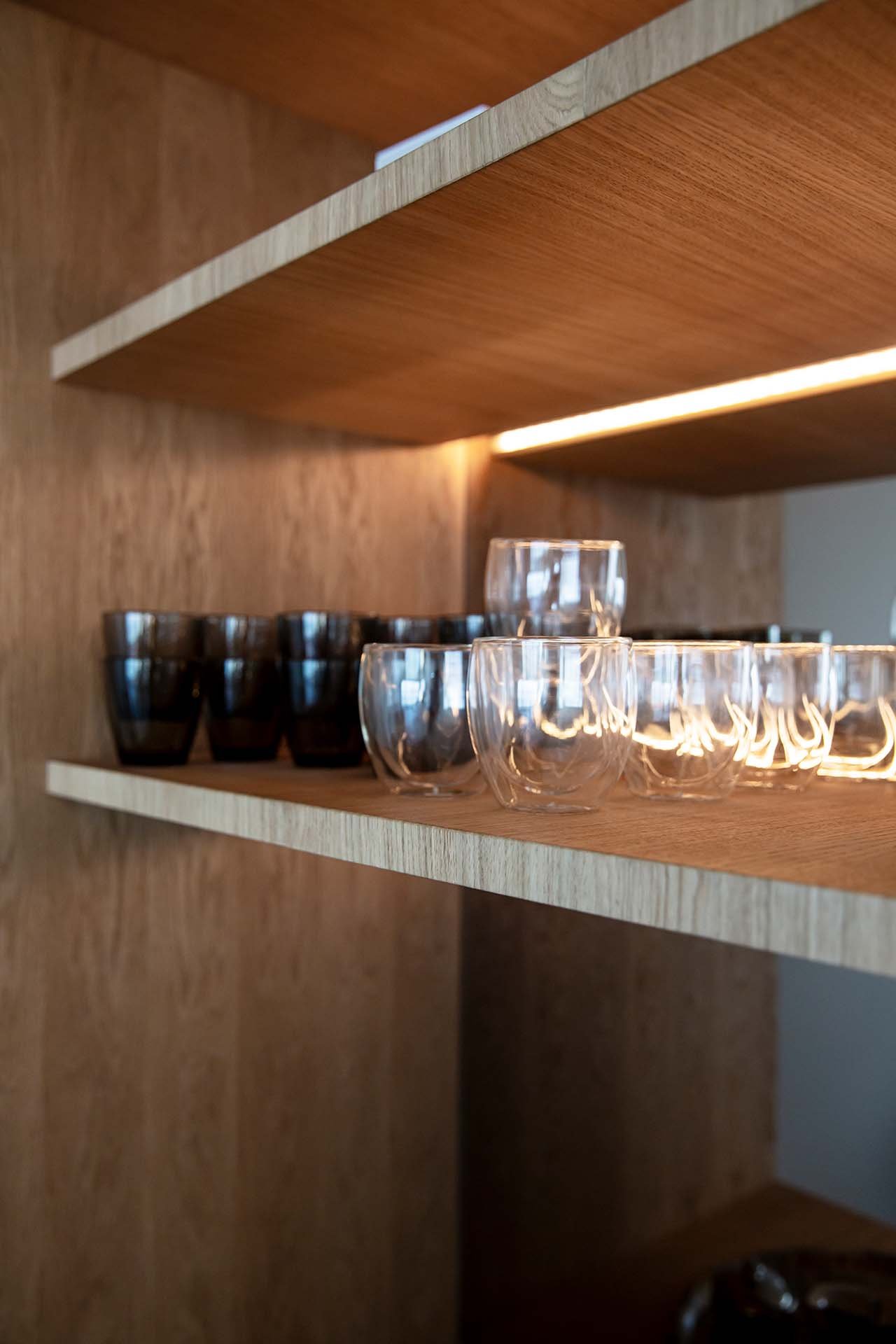 coffebar-kok-dold-forvaring-inbyggd-forvaring-pocketkarm-hawa-hidealite-tune-dim-to-warm-ekfaner-barskap.jpg