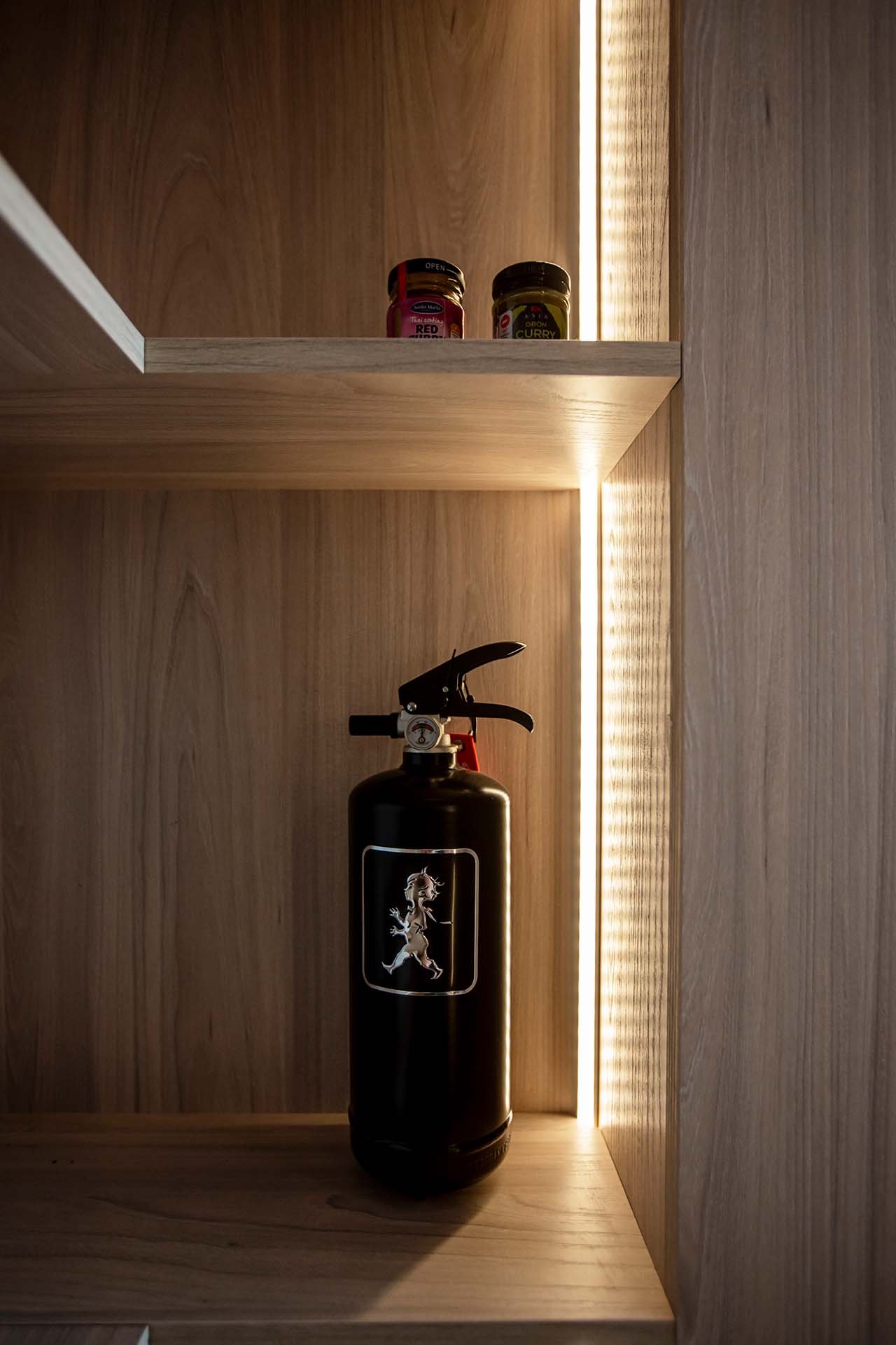 hide-a-lite-hidealite-tune-dim-to-warm-skafferi-kok-aluminiumprofil-45grader.jpg