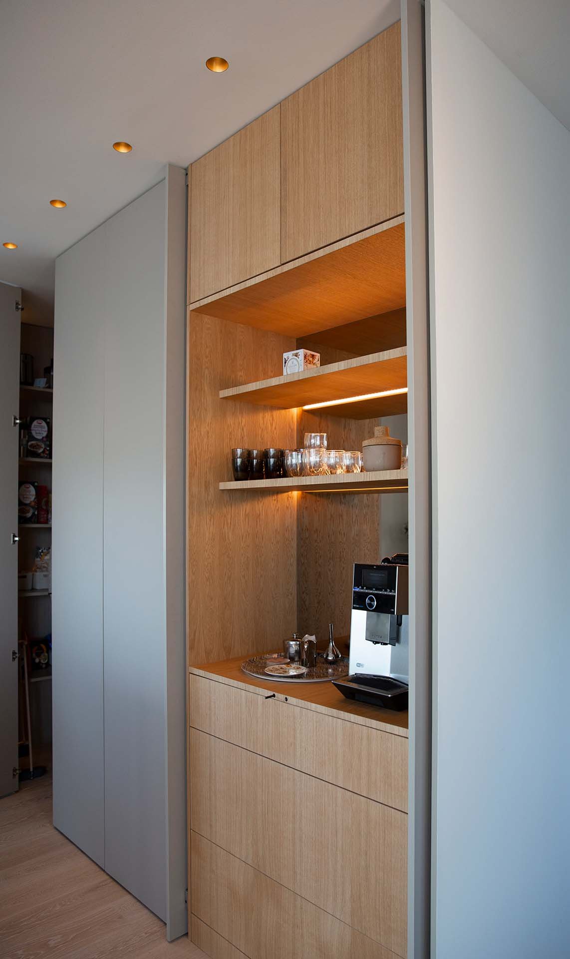 inbyggt-skap-dolt-kok-spegel-barskap-kaffemaskin-belysning-lyx-platsbyggt-ek-ekfaner-traluckor-pus-to-open-1.jpg